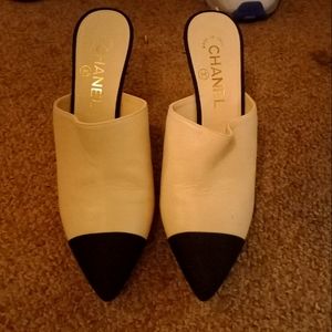 Chanel White/black Leather Cc Faux Pearl Embellished Heel Mules Size 40
